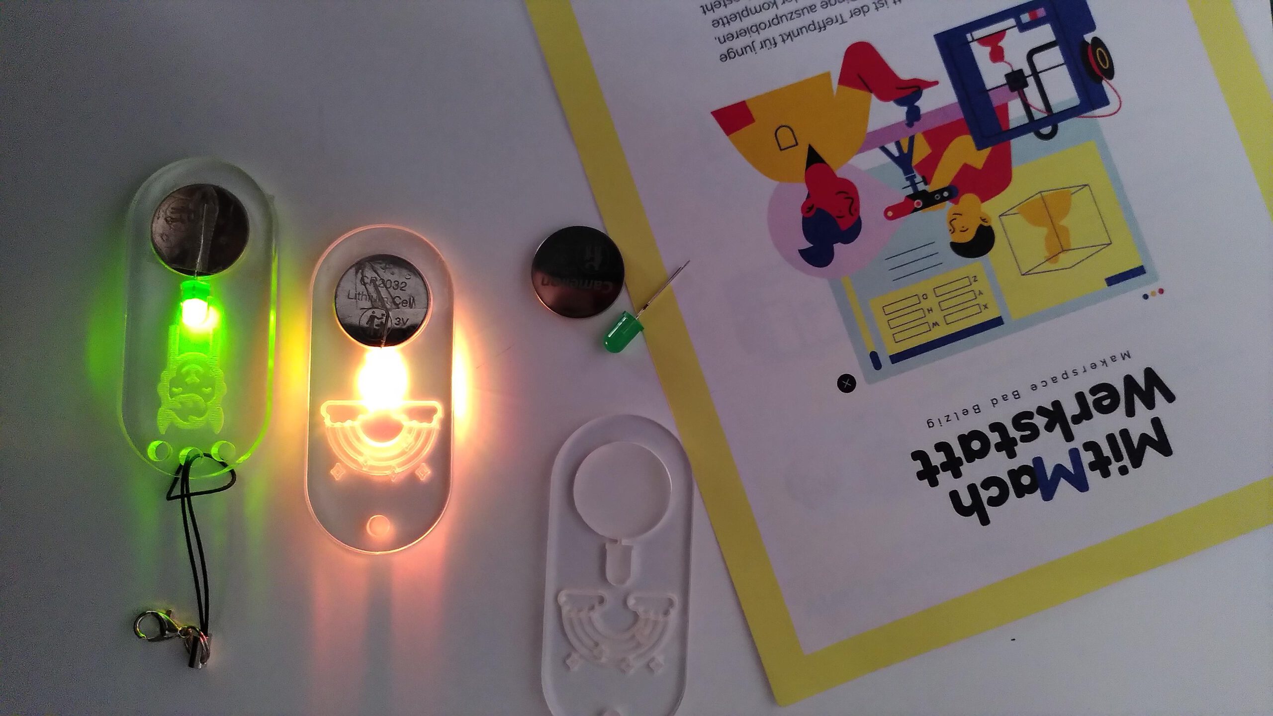 Bunte LED-Anhänger mit dem Lasercutter kreieren